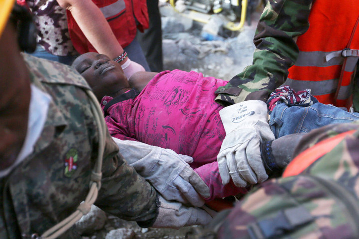 Di hari yang sama petugas juga menyelamatkan dua wanita dan seorang pria.