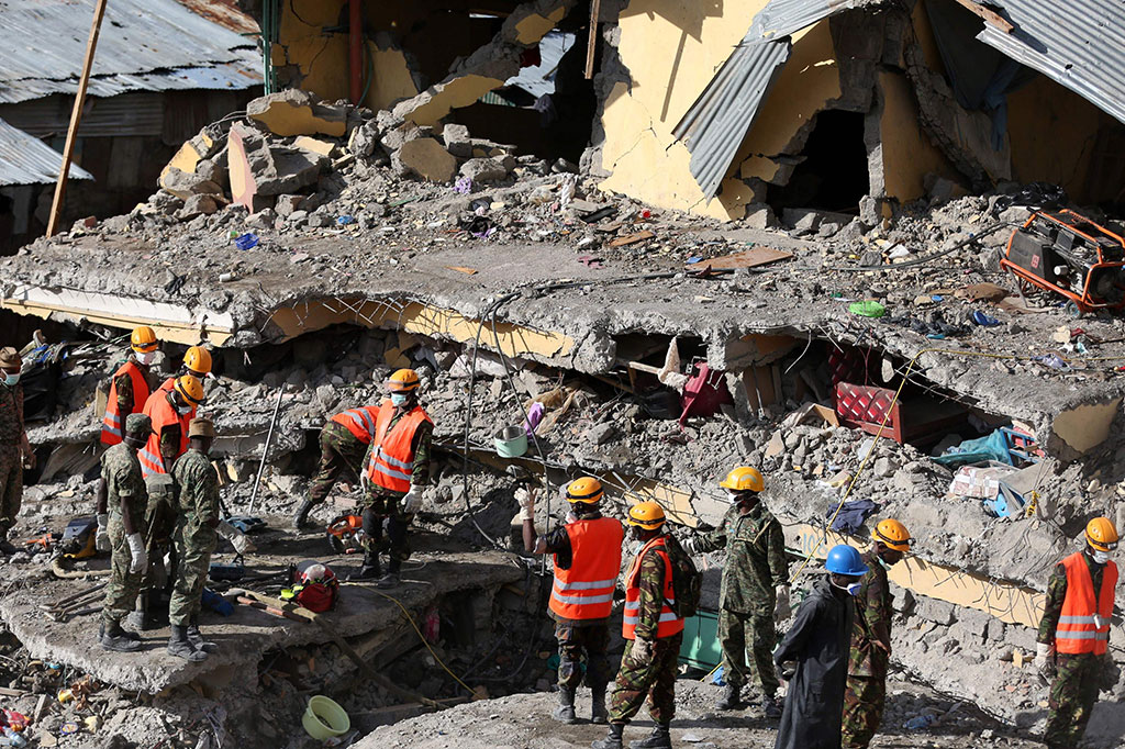 Petugas terus berusaha mencari korban selamat di antara reruntuhan gedung apartemen.