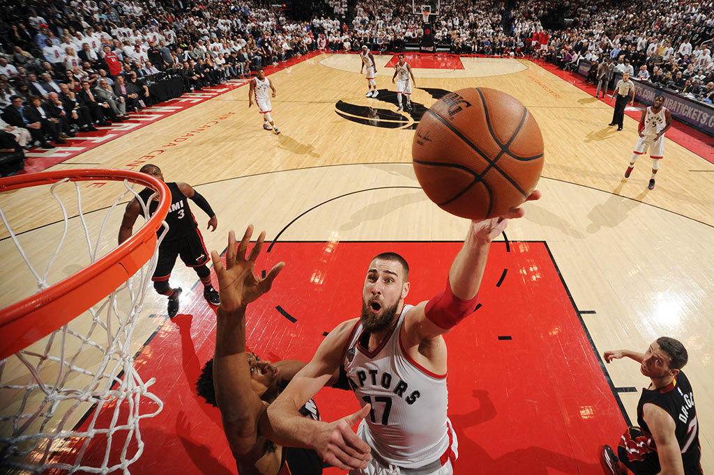 Sementara Jonas Valanciunas mengemas 15 poin dan 12 rebound.
