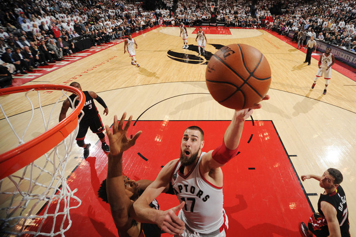 Sementara Jonas Valanciunas mengemas 15 poin dan 12 rebound.
