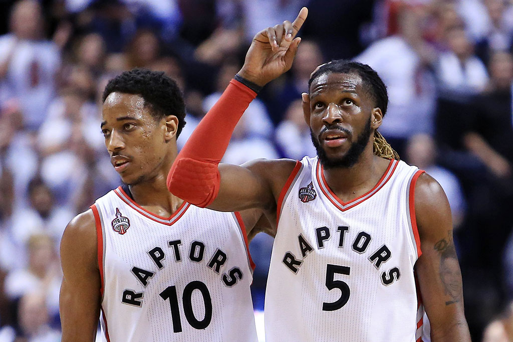 DeMar DeRozan (10) selebrasi bersama DeMarre Carroll.