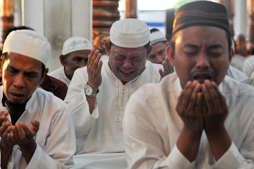 Umat muslim memanjatkan doa saat zikir akbar peringatan Isra Mikraj di Masjid Agung Al-Falah, Jambi.