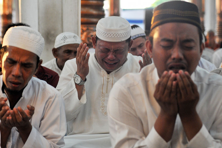 Umat muslim memanjatkan doa saat zikir akbar peringatan Isra Mikraj di Masjid Agung Al-Falah, Jambi.