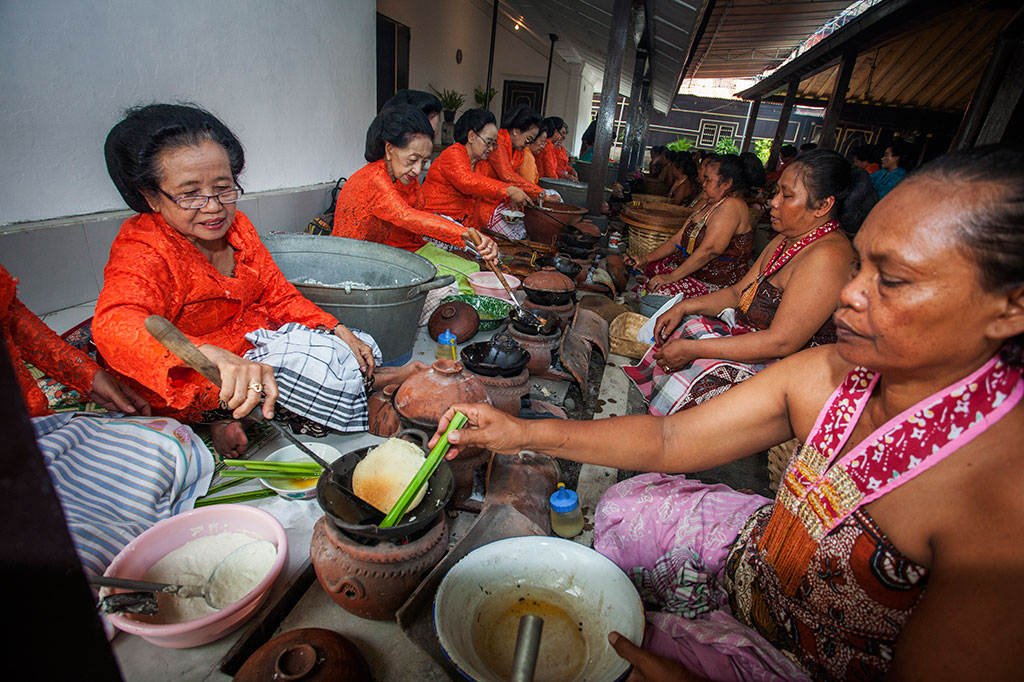 Kerabat dan abdi dalem Keraton Yogyakarta membuat kue apem saat tradisi apeman.