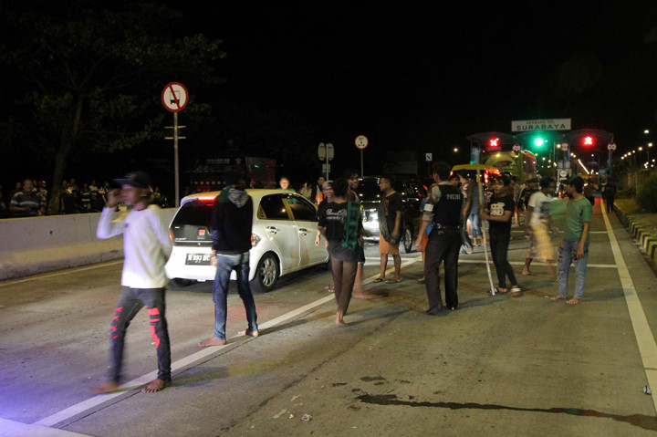 Ratusan suporter melakukan 'sweeping' kendaraan yang akan menuju Pulau Madura di Jembatan Suramadu, Surabaya, Kamis (5/5/2016) malam.