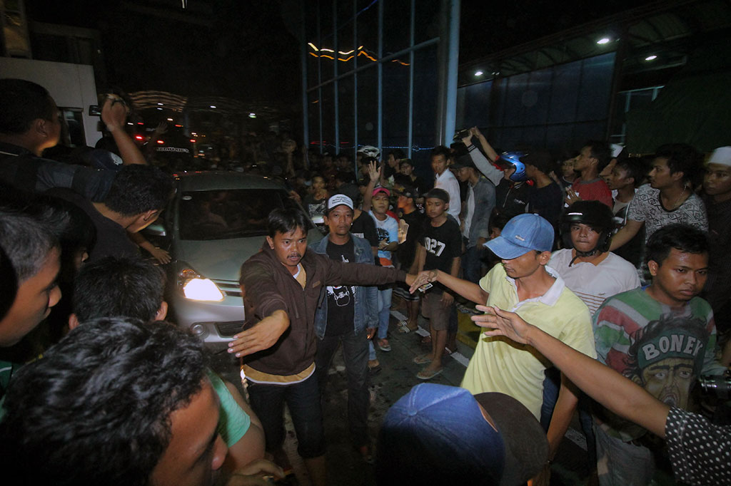 Aksi 'sweeping' dilakukan menjelang pertandingan antara Madura United melawan ARema Cronys pada Jumat (6/5/2016) malam.