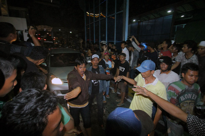 Aksi 'sweeping' dilakukan menjelang pertandingan antara Madura United melawan ARema Cronys pada Jumat (6/5/2016) malam.