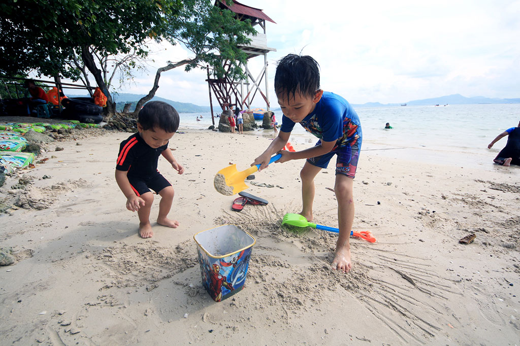 Pantai Mutun Lampung Dipadati Wisatawan