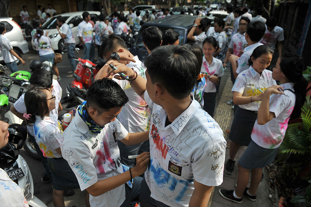 Rayakan Kelulusan, Pelajar SMA di Bali Corat-coret Seragam