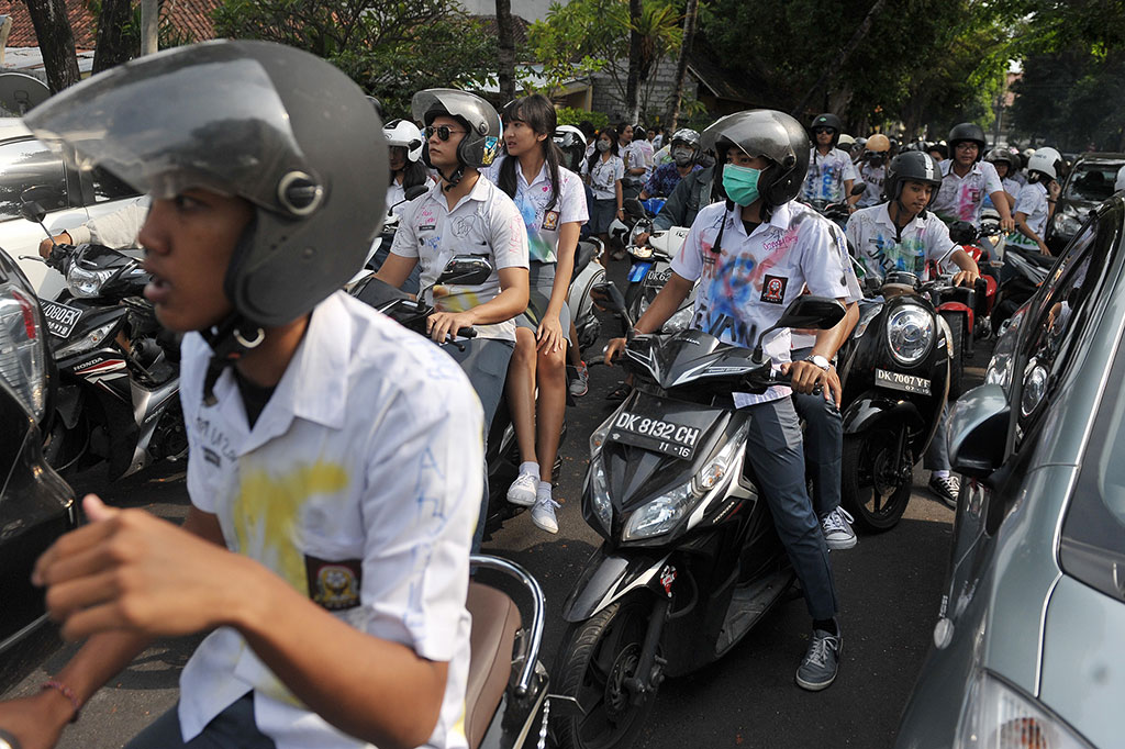 Rayakan Kelulusan, Pelajar SMA di Bali Corat-coret Seragam