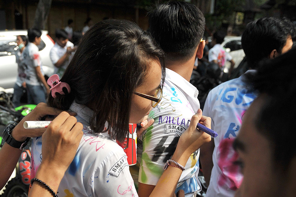 Rayakan Kelulusan, Pelajar SMA di Bali Corat-coret Seragam