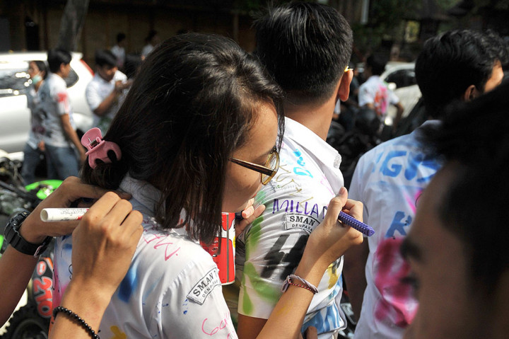 Rayakan Kelulusan, Pelajar SMA di Bali Corat-coret Seragam