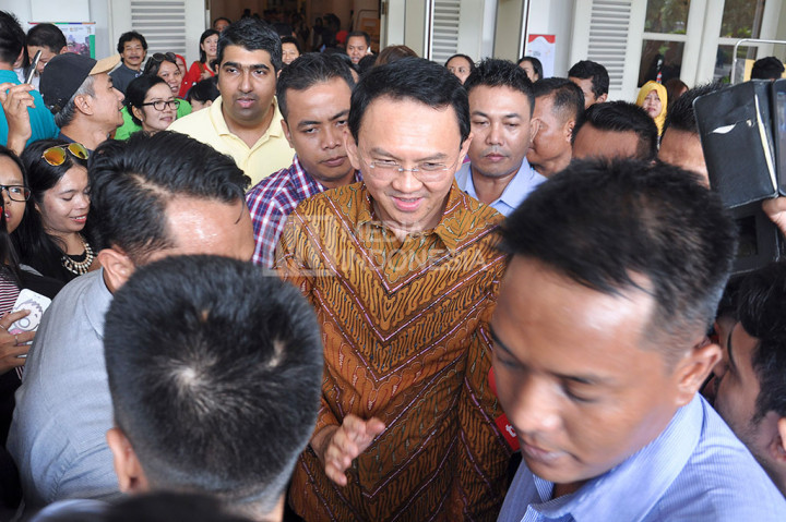 Sejumlah warga Jakarta berebut untuk berfoto bersama Gubernur DKI Jakarta Basuki Tjahaja Purnama. 