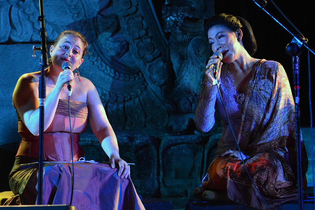 Vokalis kelompok musik asal Prancis Doulce MŽmoire, Veronique Bourin (kiri) berkolaborasi dengan penembang tradisional Sunda.