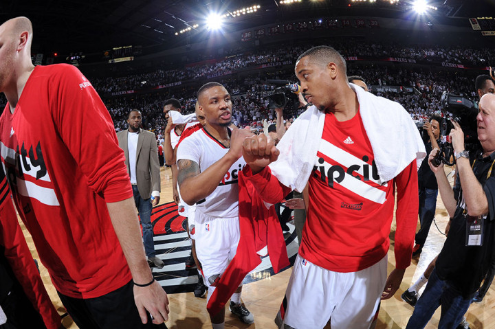 Damian Lillard berjabat tangan dengan CJ McCollum usai pertandingan.
