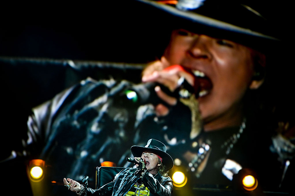 Axl Rose menggebrak panggung dengan melantunkan beberapa hits AC/DC seperti 'Back in Black' dan 'Thunderstruck'