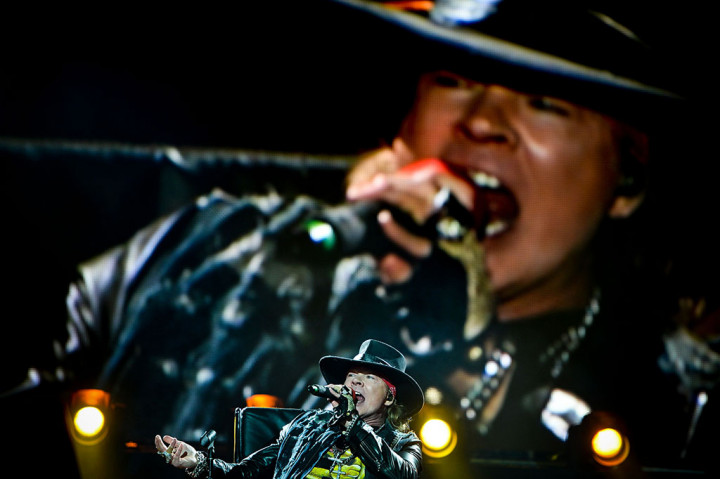 Axl Rose menggebrak panggung dengan melantunkan beberapa hits AC/DC seperti 'Back in Black' dan 'Thunderstruck'