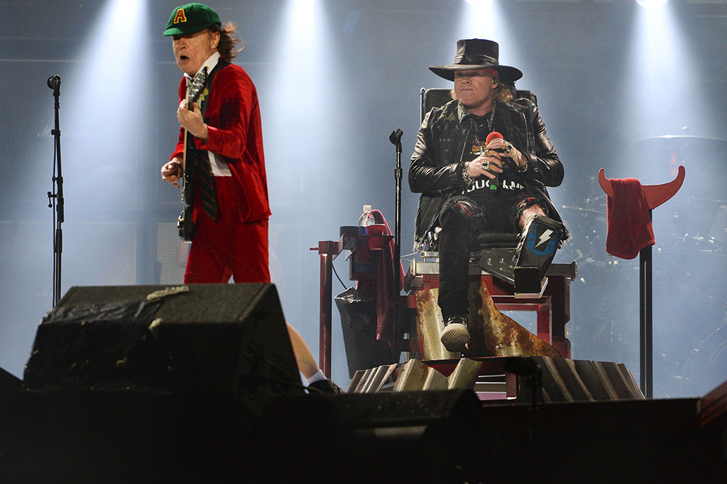 Axl Rose tampil bersama Angus Young.