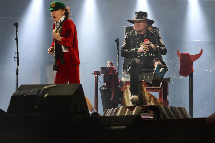 Axl Rose tampil bersama Angus Young.
