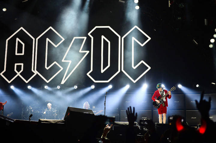 Performa Angus Young di atas panggung memuaskan para penggemarnya.