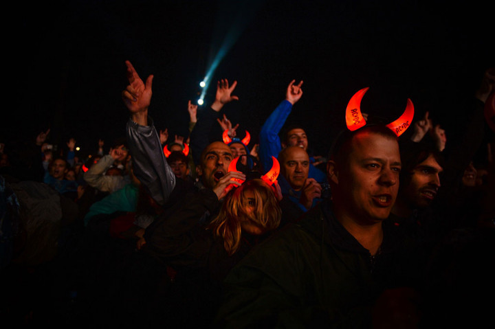 Para penggemar berjingkrak mengikuti alunan musik AC/DC yang menghentak.