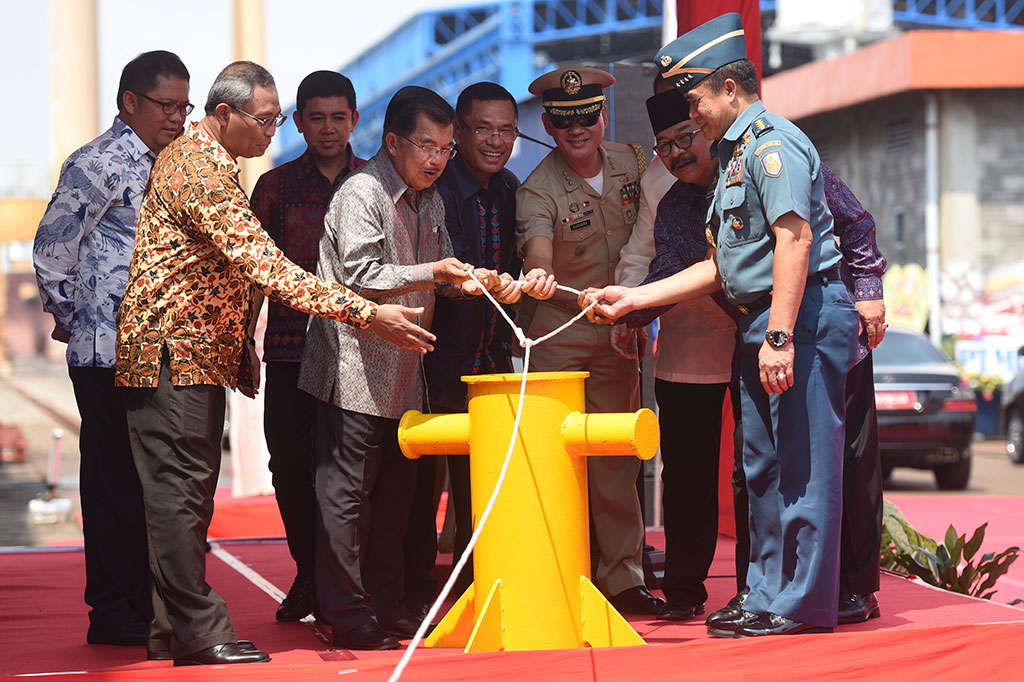 Wapres Jusuf Kalla (keempat kiri) bersama Menteri Komunikasi dan Informatika Rudiantara (kiri), Menteri Pendayagunaan Aparatur Negara dan Reformasi Birokrasi Yuddy Chrisnandi (ketiga kiri), Menteri Perindustrian Saleh Husin (keempat kanan), Kepala Staf TNI AL Laksamana Ade Supandi (kanan), Dirut PT PAL Firmansyah Arfin (kedua kiri), Gubernur Jawa Timur Soekarwo (kedua kanan), dan Atase Pertahanan Filipina untuk Indonesia Captain Joseph Melvyn A Guevara PN (GSC) (ketiga kanan), melepas secara simbolik ekspor perdana kapal perang buatan PT PAL Indonesia ke Filipina. 