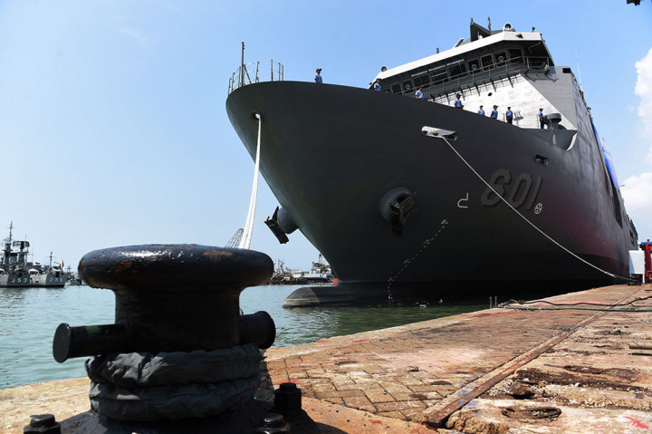 Prajurit Angkatan Laut Filipina berada di atas kapal jenis 