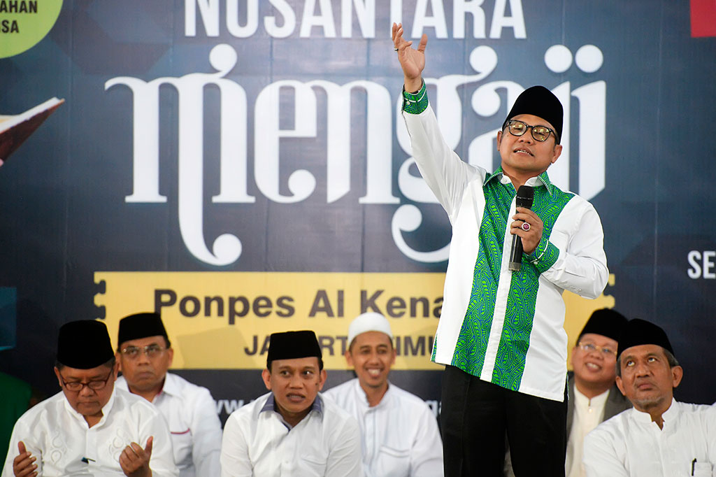 Inisiator Nusantara Mengaji Muhaimin Iskandar (kedua kanan) bersama Menteri Kominfo Rudiantara (kiri), serta Sekretaris Jenderal DPP Partai Kebangkitan Bangsa Abdul Kadir Karding (kedua kiri) mengikuti penutupan kegiatan Nusantara Mengaji 2016 di Ponpes Al Kenaniyah, Jakarta.