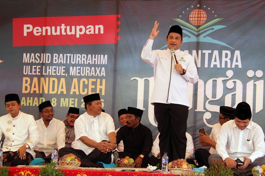 Penutupan Nusantara Mengaji juga dilaksanakan di Masjid Baiturrahim, Banda Aceh. Menteri Desa Pembangunan Daerah Tertinggal dan Transmigrasi, Marwan Jafar (kedua kanan) didampingi Ulama Aceh, Tengku Faisal (kanan) dan Ustad Samunzir bin Husein (kiri) memberikan tausyiah sebelum menutup kegiatan Nusantara Mengaji di Masjid Baiturrahim, Banda Aceh.