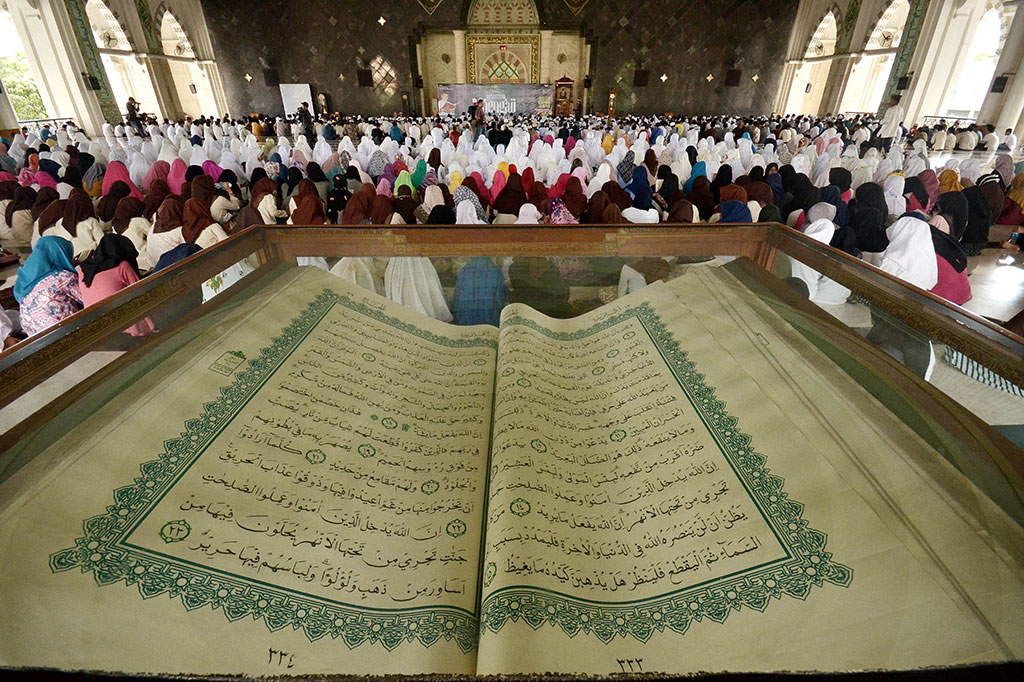 Warga membaca Alquran saat penutupan Nusantara Mengaji di Masjid Raya, Makassar, Sulawesi Selatan.