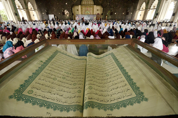 Warga membaca Alquran saat penutupan Nusantara Mengaji di Masjid Raya, Makassar, Sulawesi Selatan.