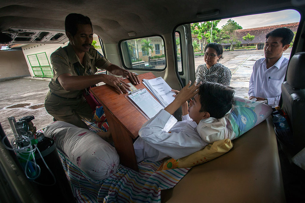 Kecelakaan, Seorang Siswa Ikuti UN di Ambulans