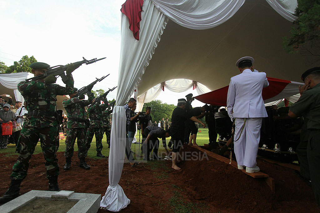 Mantan Jaksa Agung Andi Ghalib Dimakamkan