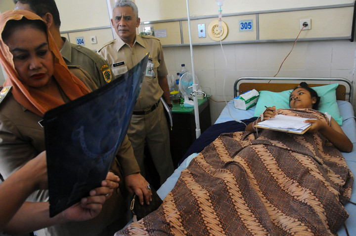 Bupati Klaten Sri Hartini (kiri) menjenguk Anggita Maharani yang mengerjakan UN di RS Dr Soeradji Tirtonegoro Klaten.