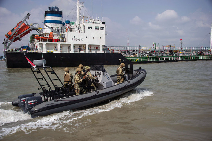 Personel TNI AL mengawal Kapal MV Hai Soon 12 yang dibawa ke Surabaya untuk investigasi lebih lanjut.