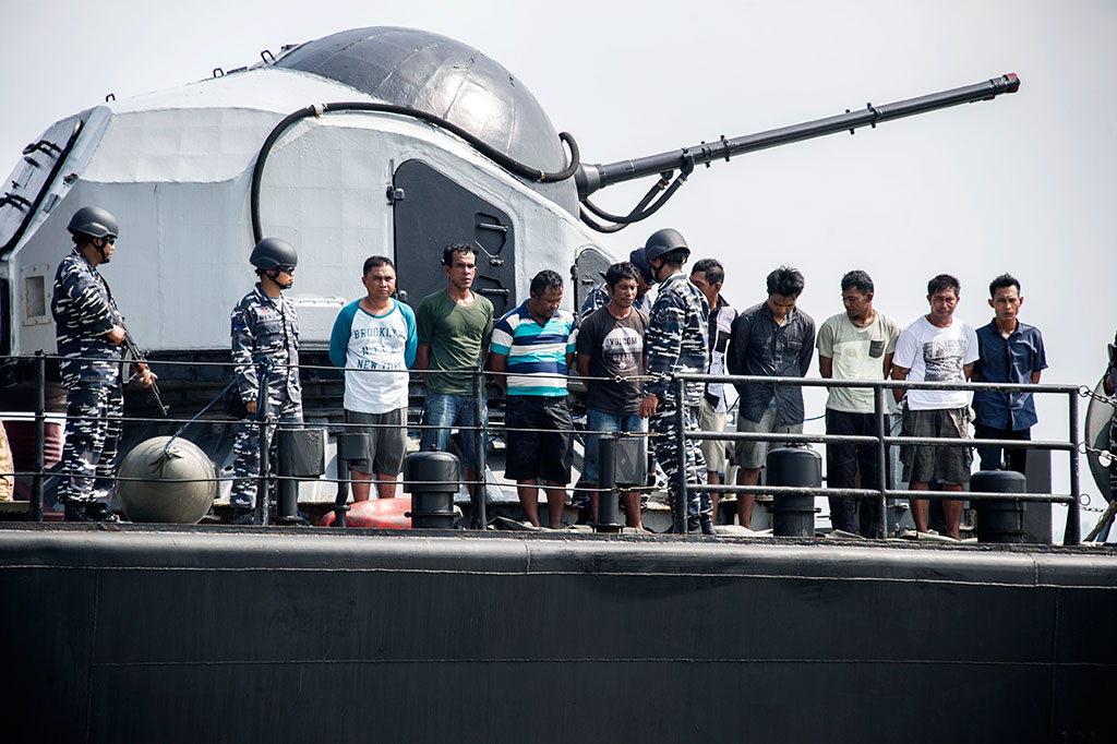 Sembilan pelaku perompakan diamankan di KRI Untung Suropati-372 dan dibawa ke Surabaya guna melaksanakan investigasi lebih lanjut.