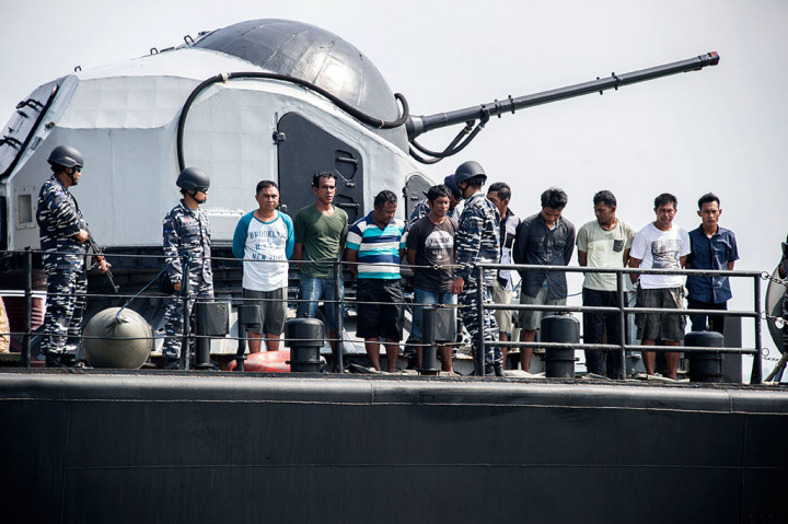 Sembilan pelaku perompakan diamankan di KRI Untung Suropati-372 dan dibawa ke Surabaya guna melaksanakan investigasi lebih lanjut.