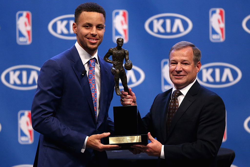 Stephen Curry menyapu bersih 131 suara masing-masing 130 dari panel jurnalis dan satu dari voting penggemar. Perolehan suara bulat ini tidak pernah dicapai legenda-legenda NBA seperti Magic Johnson, Michael Jordan, dan LeBron James.