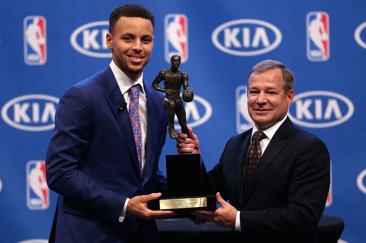 Stephen Curry menyapu bersih 131 suara masing-masing 130 dari panel jurnalis dan satu dari voting penggemar. Perolehan suara bulat ini tidak pernah dicapai legenda-legenda NBA seperti Magic Johnson, Michael Jordan, dan LeBron James.
