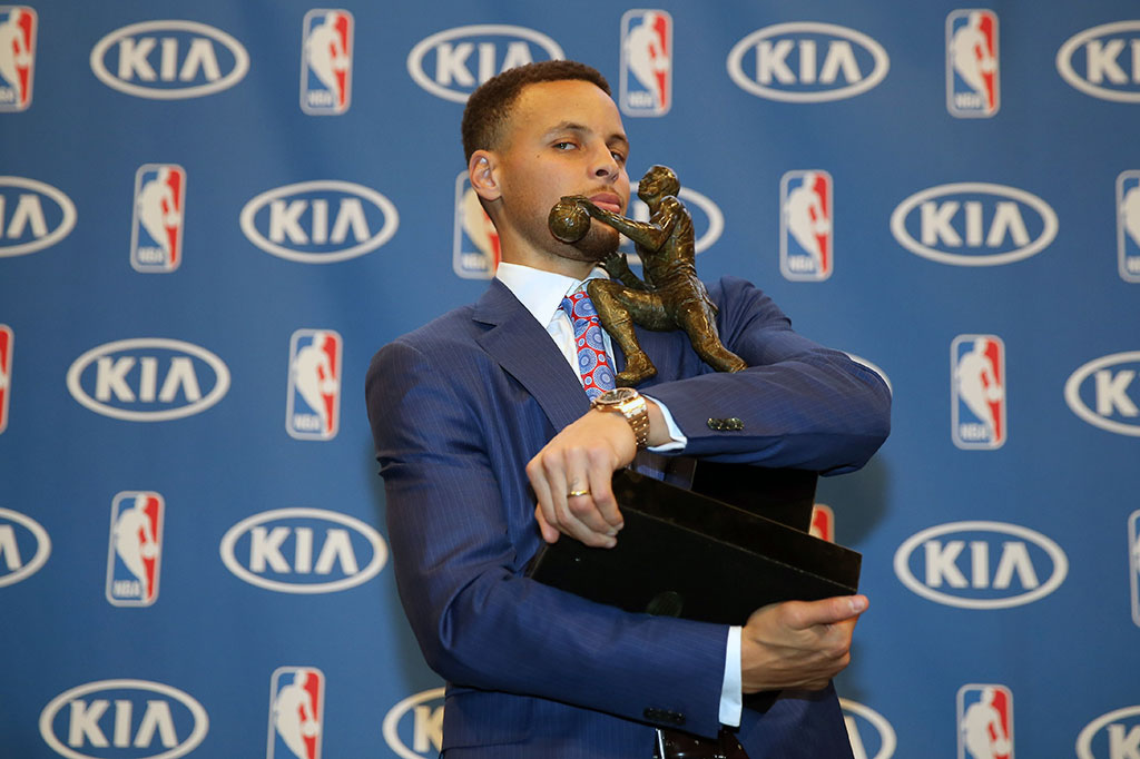 Ia bergabung dengan Johnson, Jordan, dan Steve Nash sebagai pemain guard yang pernah memenangi penghargaan tersebut untuk dua musim secara berturut-turut.