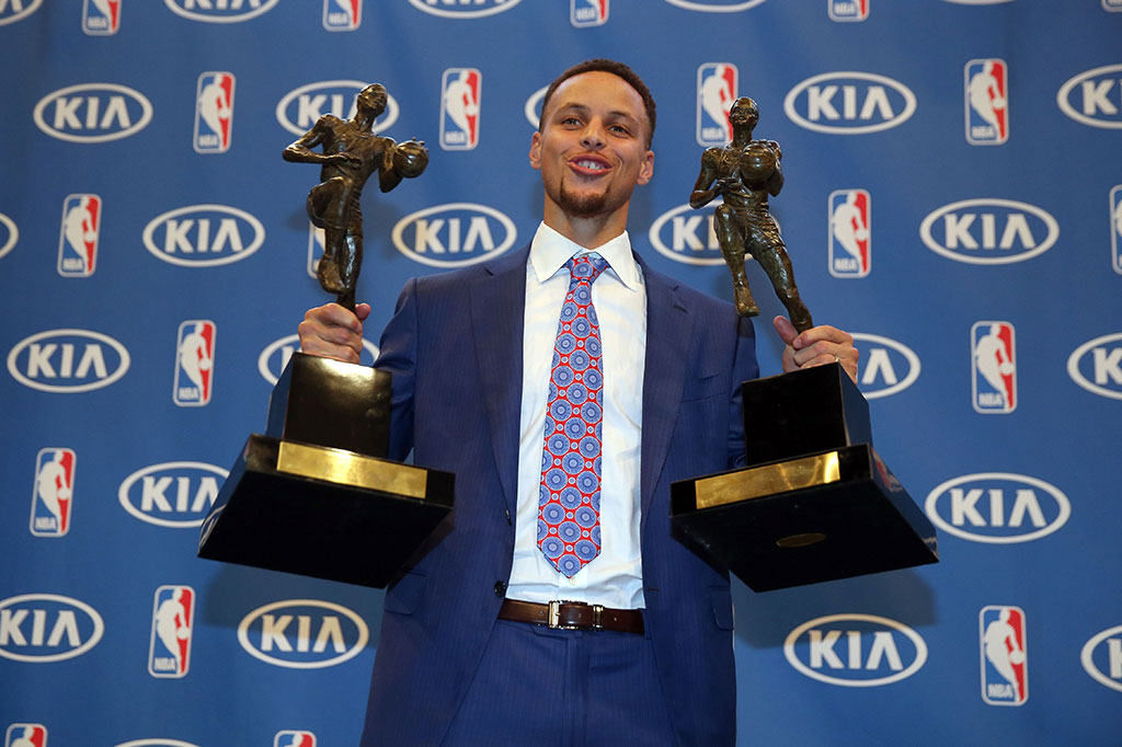 Setelah menancapkan nama sebagai salah satu penembak tiga angka terbaik di liga, Curry memimpin perolehan skor NBA dengan rata-rata 30,1 angka dan mencatatkan keberhasilan 402 lemparan tiga angka ketika memimpin Warriors mengukir rekor 73-9.
