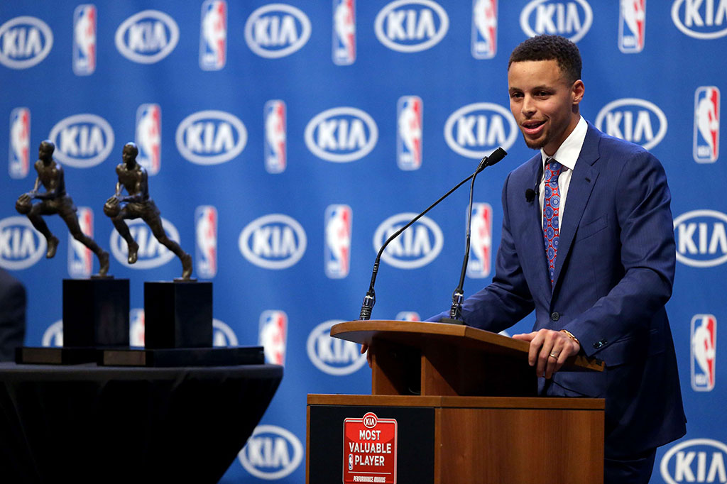 Curry menjadi pemain keempat sepanjang sejarah NBA yang mencatatkan rata-rata 30 angka, enam assist, lima rebound, dan dua steal sepanjang musim, menyusul Rick Barry (1974/1975), Jordan (tiga kali), dan Dwayne Wade (2008/2009).