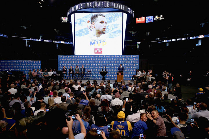 Sebagai sosok penting bagi Warriors saat mereka menjuarai NBA pada musim lalu, Curry mencatatkan total 1.310 angka untuk membuatnya meraih penghargaan MVP 2015/2016.