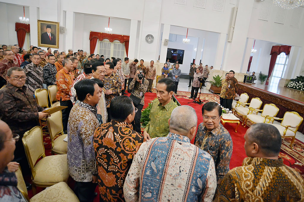 Presiden didampingi Wapres berjabat tangan dengan sejumlah kepala daerah usai penutupan Musrenbangnas.