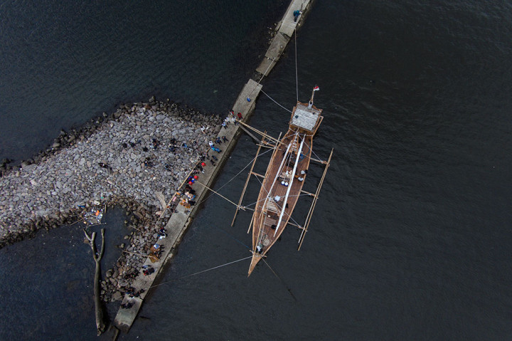 Kapal ekspedisi Spirit of Majapahit tampak dari atas dalam pelepasan kapal tersebut di Dermaga 21 Marina, Ancol, Jakarta, Rabu (11/5/2016). Kapal layar kayu yang didesain sama dengan kapal layar Kerajaan Majapahit di abad ke-13 tersebut hari ini mulai berlayar menuju Jepang dalam Ekspedisi Spirit of Majapahit.