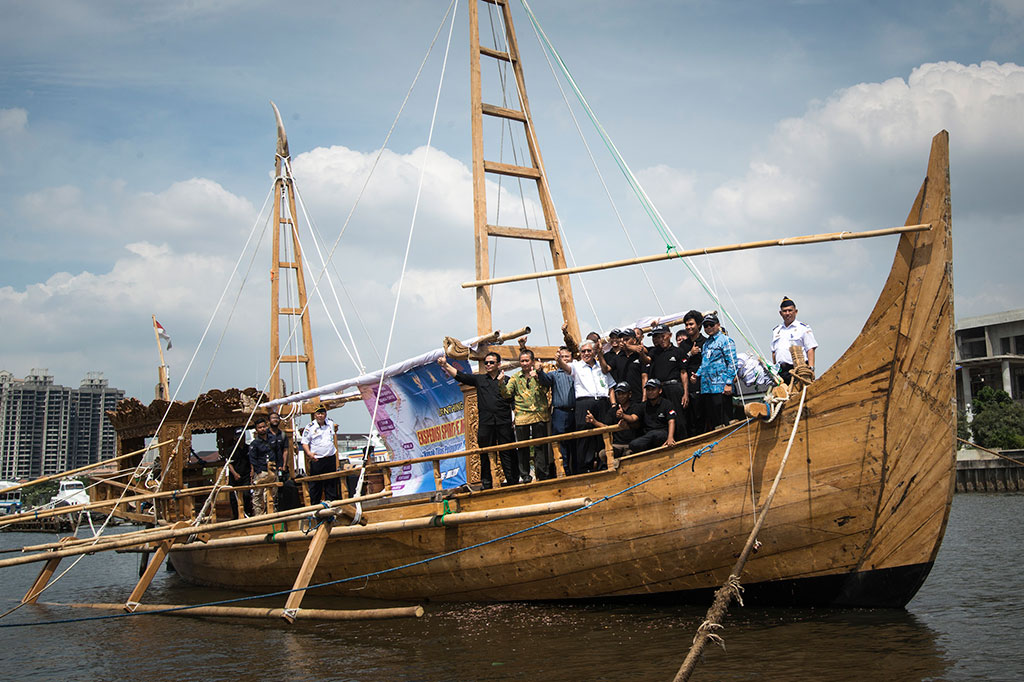 Para kru kapal ekspedisi Spirit of Majapahit melambaikan tangan dalam pelepasan kapal tersebut di Dermaga 21 Marina.