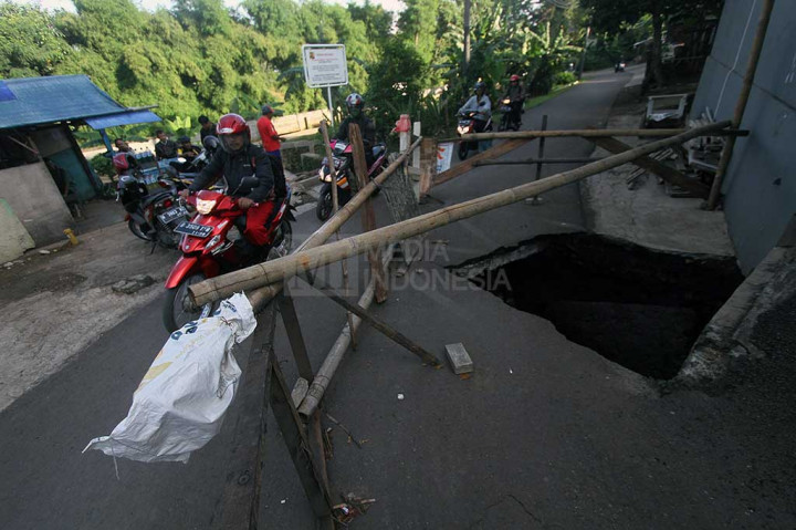 Dua Pekan Ambles, Jalan di Cipayung Ini Belum Diperbaiki