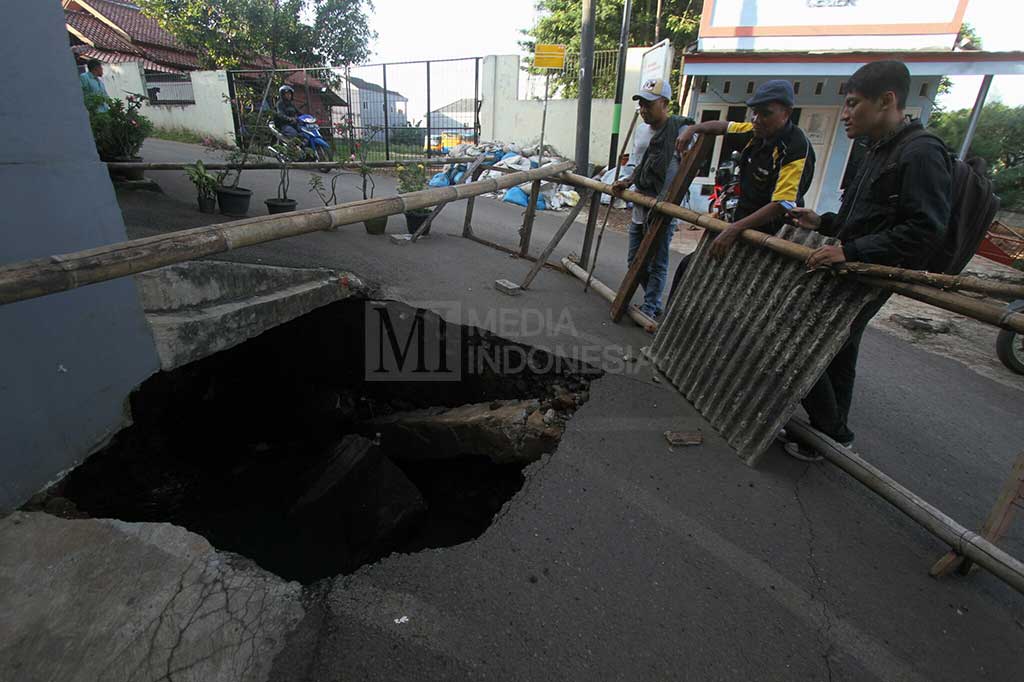 Dua Pekan Ambles, Jalan di Cipayung Ini Belum Diperbaiki