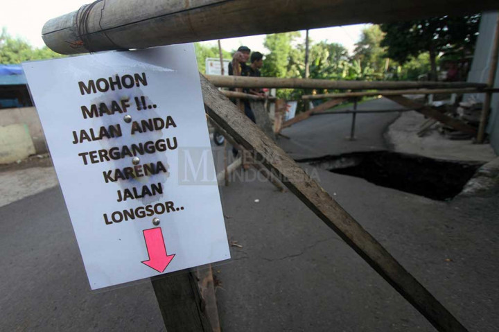 Dua Pekan Ambles, Jalan di Cipayung Ini Belum Diperbaiki