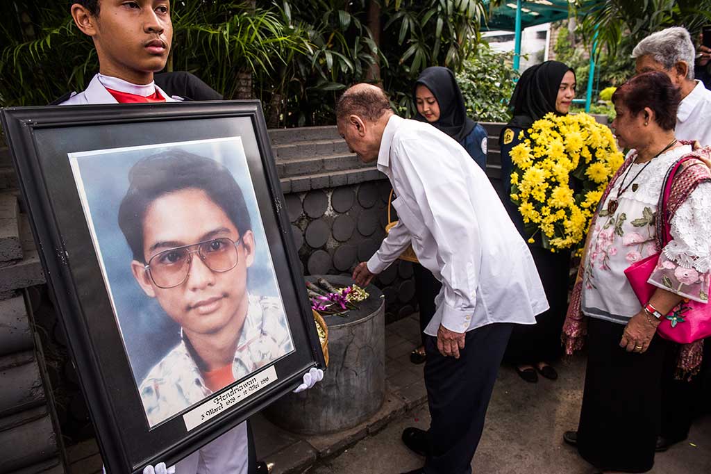 Rektor Universitas Trisakti Thoby Mutis menabur bunga di prasasti saat Peringatan 18 Tahun Tragedi 12 Mei 1998 di Universitas Trisakti